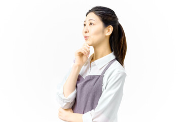 考える主婦　エプロンの女性