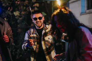 Obraz premium A group of friends gathers outdoors for a nighttime party with good food and cheerful vibes, showcasing camaraderie and celebration.