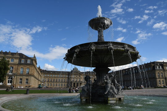 pl&auml;tschernder Brunnen auf dem Schlossplatz in Stuttgart