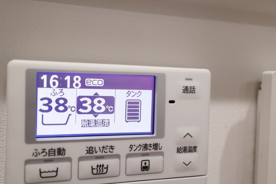 給湯器の液晶パネルに設定された38度のお風呂温度表示