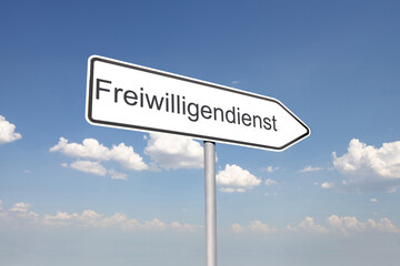 Richtungspfeil mit der Aufschrift FREIWILLIGENDIENST vor blauem Himmel