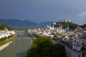 Obraz premium Cityscape of Salzburg with the historic Hohensalzburg Fortress on hilltop, Austria