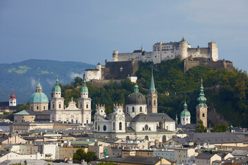 Obraz premium Cityscape of Salzburg with the historic Hohensalzburg Fortress on hilltop, Austria