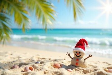 Obraz premium A Christmas sand snowman with a red Santa hat stands on a sunny beach near gentle waves. Palm trees and seashells decorate the warm seaside scene