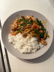 Chicken and vegetable stir fry with white rice.