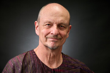 Obraz premium Closeup portrait of a senior man making funny faces