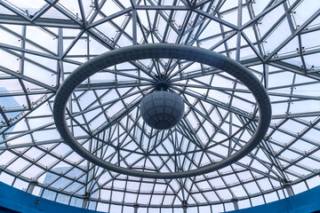 Fototapeta premium Circular lighting fixtures on the indoor ceiling