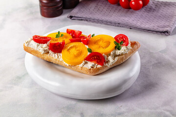 Bread with cream cheese and tomato