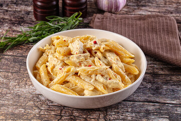 Creamy pasta Alfredo with chicken