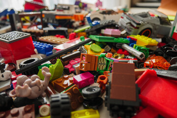 Obraz premium Riga, Latvia – August 26, 2025: Assorted LEGO bricks and figures scattered across a storage table