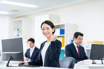 オフィスで働くミドルのビジネスウーマン