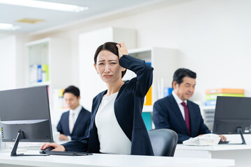 オフィスで働くミドルのビジネスウーマン