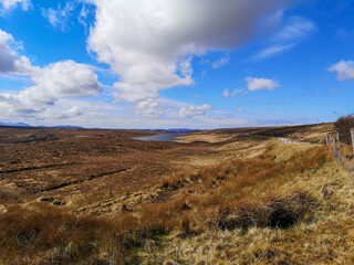 Die A838 durch Sutherland im Norden von Schottland