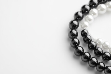 Obraz premium Elegant Black and White Pearls on Pristine Background - Luxurious Accessory Showcase