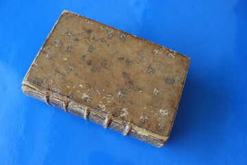 Très ancien livre fermé - 2