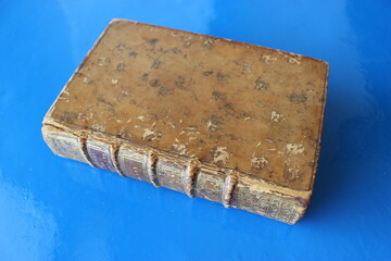Très ancien livre fermé - 3
