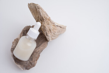White glass bottles for cream, shampoo, toiletries, spa. Bottle with a dispenser for cosmetic products. Skin care and beauty concept. Mockup style, copy space
