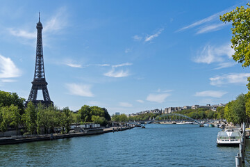 Die Seine in Paris mit Blick auf den Eiffelturm