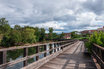 Puente de madera junto a r&iacute;o