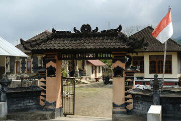 Obraz premium Traditional Balinese Courtyard Entrance with Tiled Gabled Roof