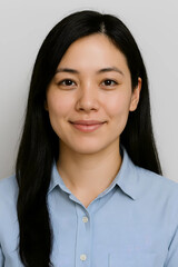 Portr&auml;t einer jungen Frau mit langen Haaren und hellblauem Hemd