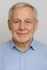 Portr&auml;t von einem &auml;lteren Herrn der Generation 70 Plus mit einem blauen Hemd