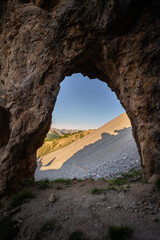 Arche rocheuse dans la montagne à la lumière de la Lune 