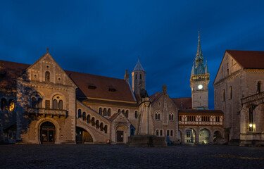Obraz premium Dankwarderode Castle and Cathedral Square at blue hour, Braunschweig, Germany