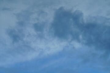 Schönster malerischer Himmel mit Wolken Landschaft