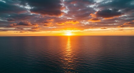 Obraz premium Sunset over the ocean with beautiful colors.