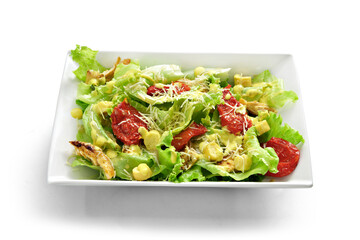 Salada em fundo branco