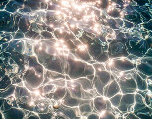 キラキラ輝く夜の揺らいだ水面