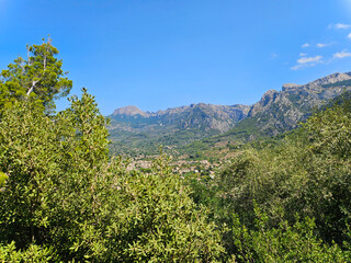 Obraz premium View of the mountains and trees under the sun. Mountains mountain view natural view. Mountain and cloudy sky views. Agriculture trees. Green landscape. Forest in the mountains.