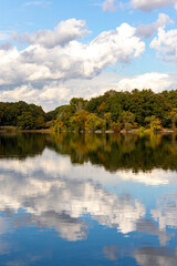 Obraz premium Scenic Lake with Autumn Trees and Reflections 