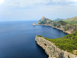 Cascada directa al mar. A place to admire the views of the sea and the sunsets. Karst rocks overlooking the sea. Falaises dtretat. Calanque of sugiton. Porto selvaggio. Mullion coast. The bay.