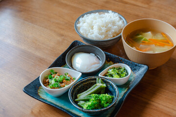 Japanese breakfast / 温泉卵と納豆の朝食
