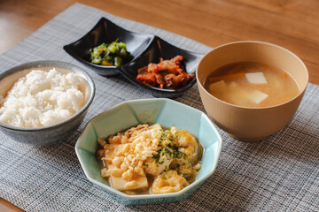 Japanese breakfast / 豆腐と卵の和朝食
