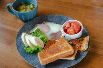 Breakfast plate / トーストと卵の朝食

