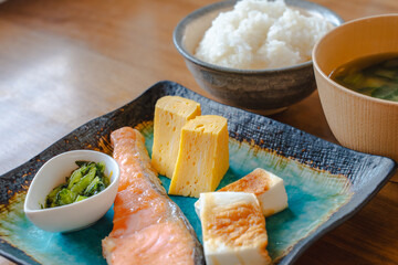 Japanese breakfast / 焼き鮭と卵焼きの朝食