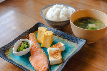 Japanese breakfast / 焼き鮭と卵焼きの朝食