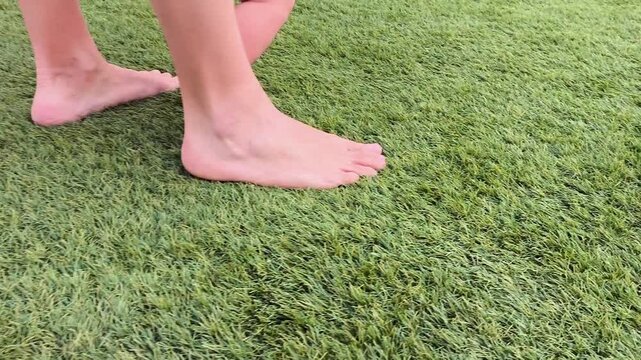 Primeros pasos de bebe y papa y mama