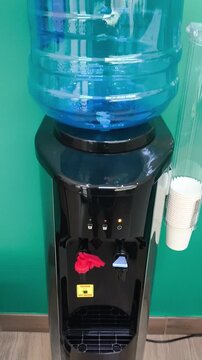 Agua  refrescante y saludable embotellada pl&aacute;sticos 
