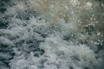 Obraz premium A detailed close-up of foamy, bubbling water in motion, capturing texture, turbulence, and natural energy.