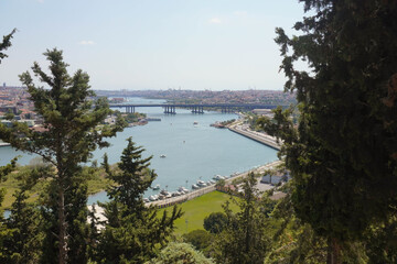 Scenic view of Eyüp, Golden Horn, Haliç, İstanbul
Bridge, green trees, and urban buildings under a clear sky, perfect for travel and nature themes.