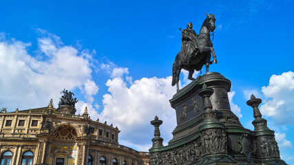 Obraz premium Equestrian statue of King John of Saxony on Theaterplatz in front of the Semperoper in Dresden, Germany.