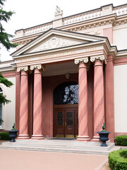 Obraz premium Columns of the main entrance of the herbarium and the library of the Botanical Institute. V. L. Komarov. Botanical garden, St. Petersburg