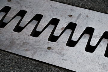 橋桁の伸び縮みを吸収させる伸縮装置