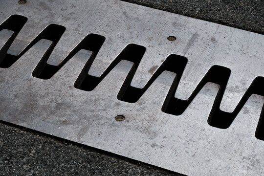 橋桁の伸び縮みを吸収させる伸縮装置