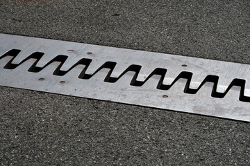 橋桁の伸び縮みを吸収させる伸縮装置