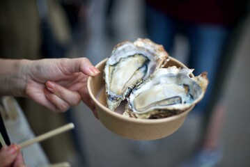 食べ歩き用に買ったテイクアウトの焼きがき